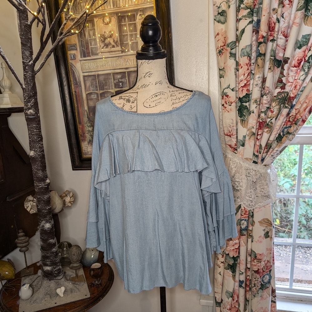 Lauren Conrad Jean top Butterfly sleeves. Beautiful scoop neck top